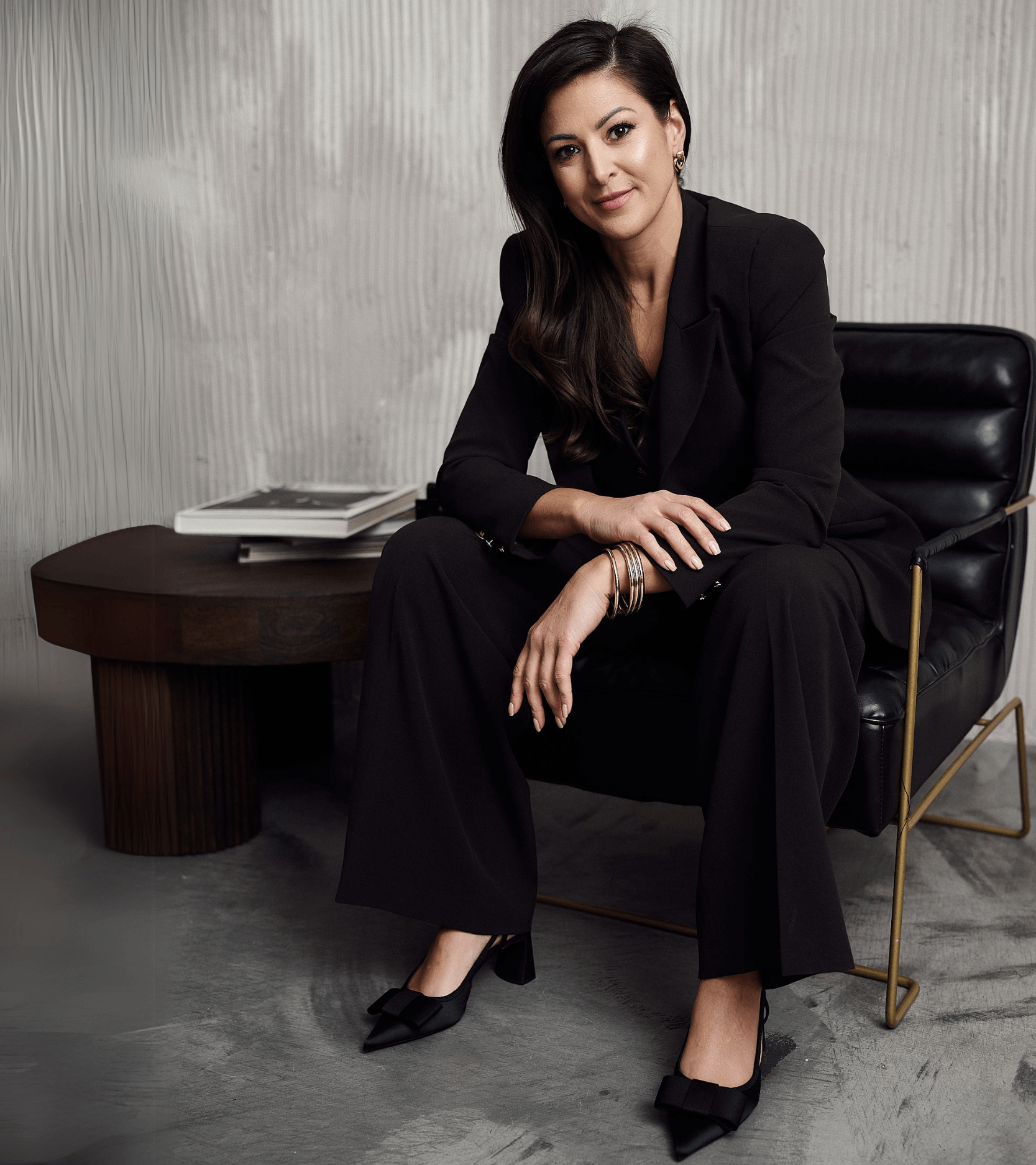 Aleksandra Markowska i minimalistyczny czarny komplet premium - oversize’owa marynarka i spodnie o luźnym kroju, uzupełnione eleganckimi czółenkami z kokardą.