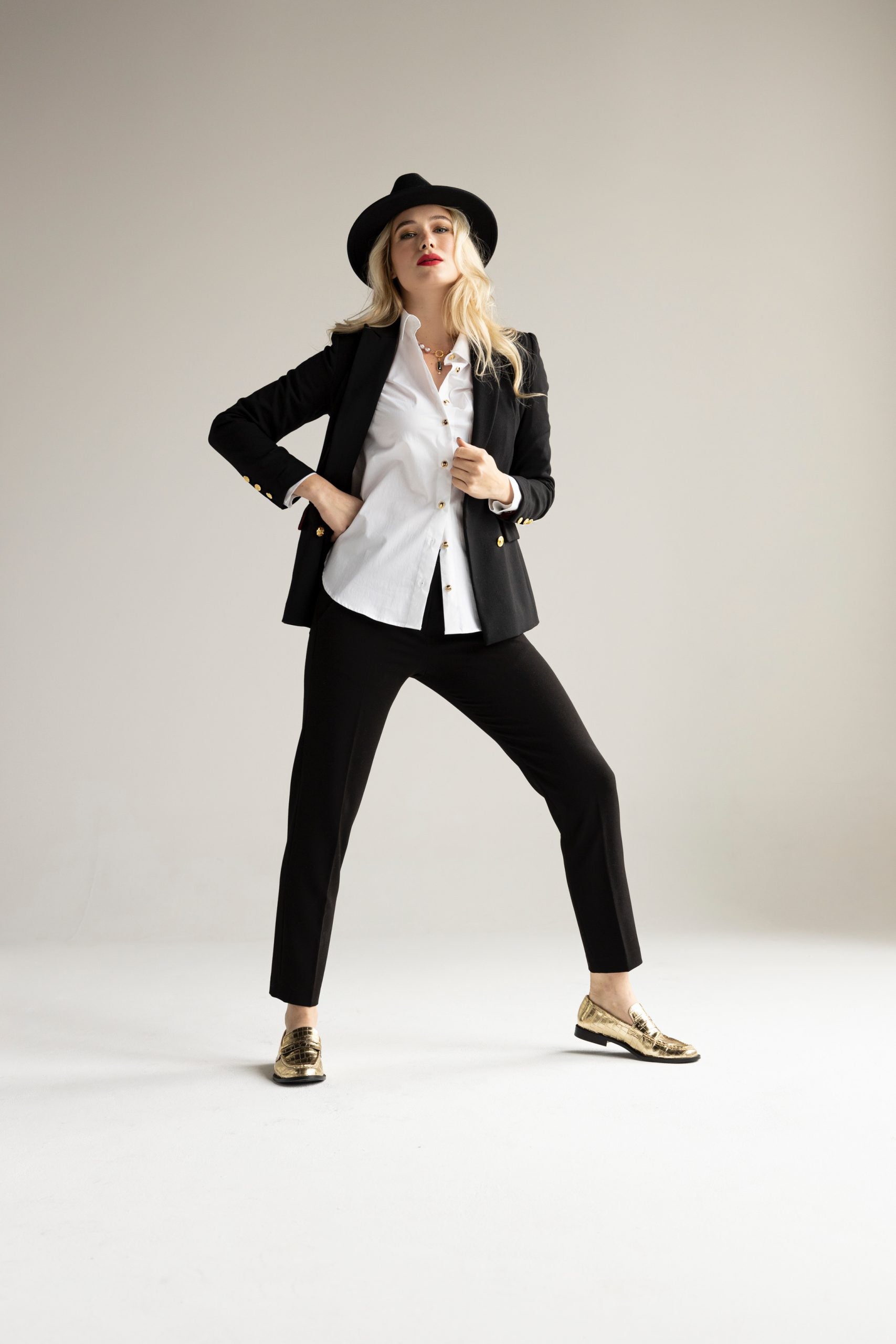 Aleksandra Markowska i dynamiczna stylizacja z granatową marynarką premium, idealna do eleganckiego smart casual i stylu power look.