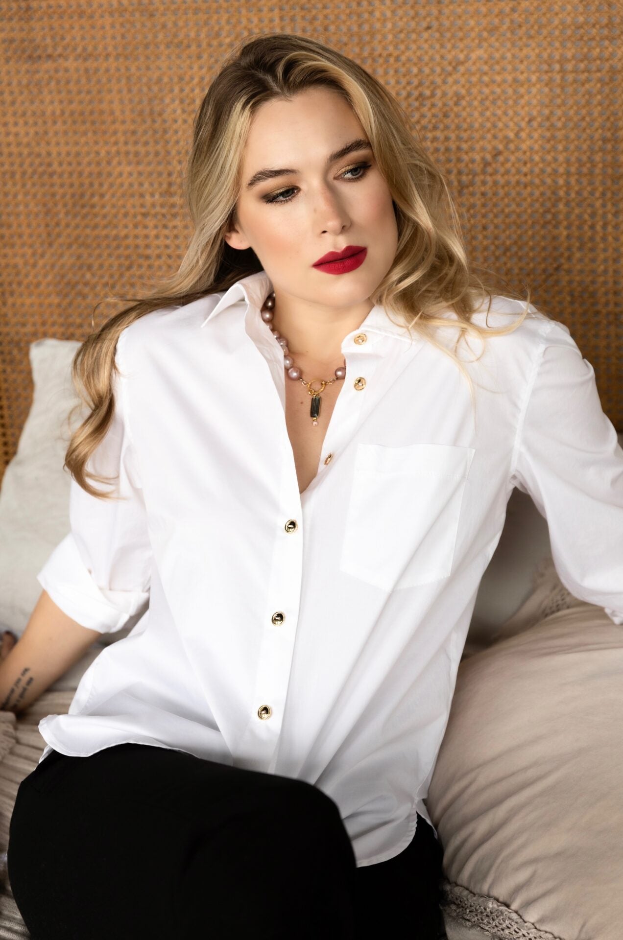 Look w stylu old money według Aleksandry Markowskiej – klasyczna biała koszula z subtelnym detalem.