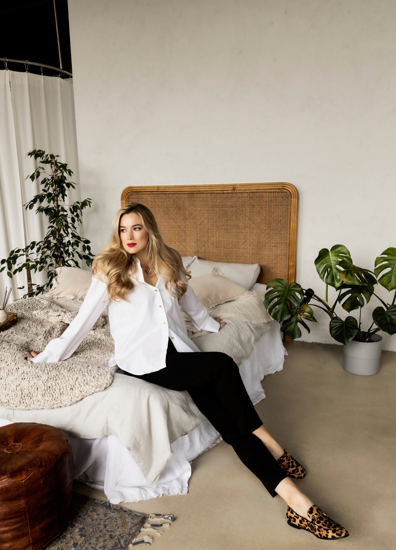 Naturalna stylizacja z białą koszulą – kobieca wygoda i ponadczasowa forma od Aleksandry Markowskiej.