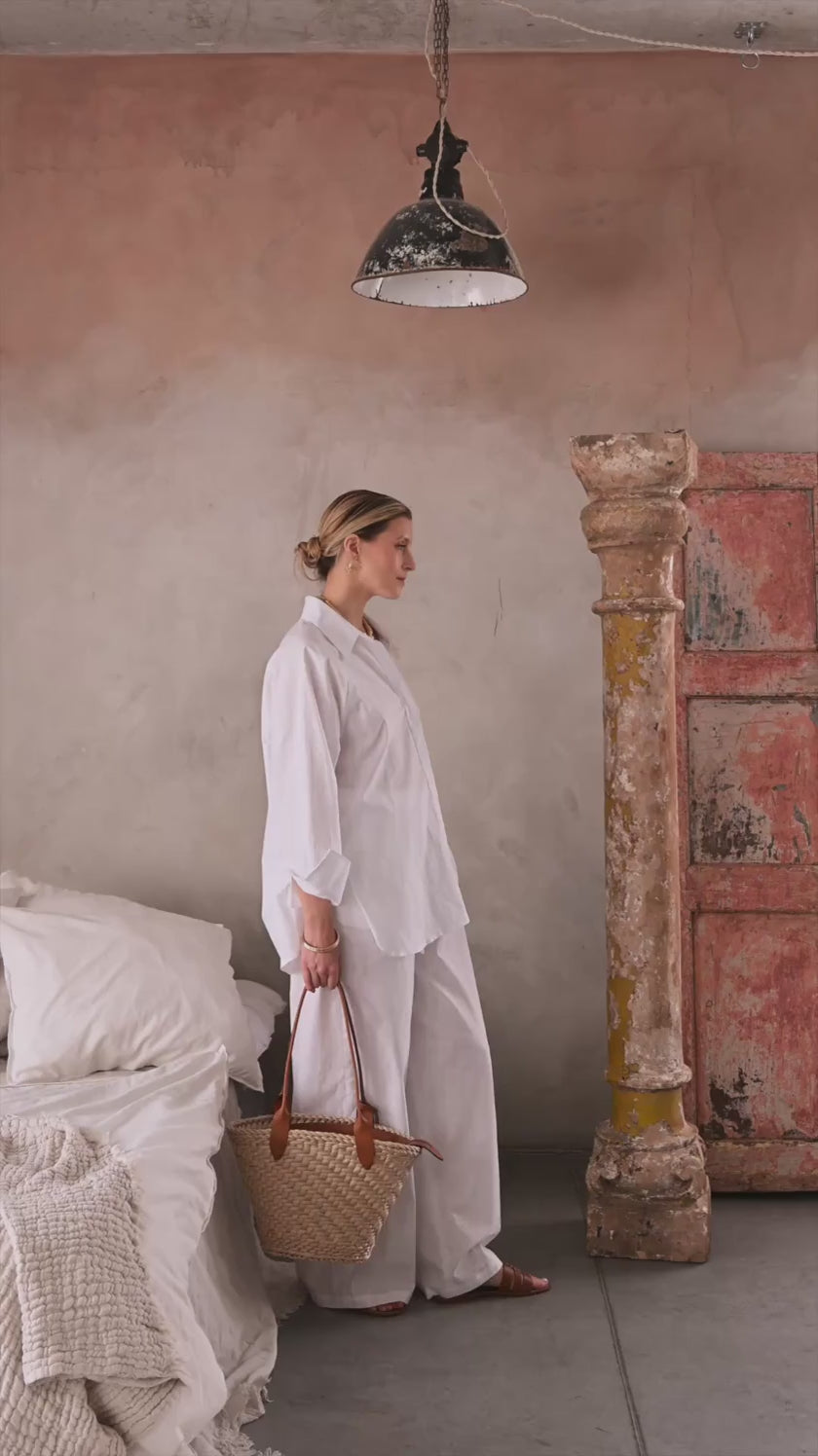 Krótki film ukazujący koszulę Levante Luce w ruchu – lniany materiał, lekkość formy i klasyczny krój uchwycone w delikatnym świetle. Stylizacja z dopasowanymi spodniami tworzy spójną, letnią całość. Projekt autorstwa Aleksandry Markowskiej.
