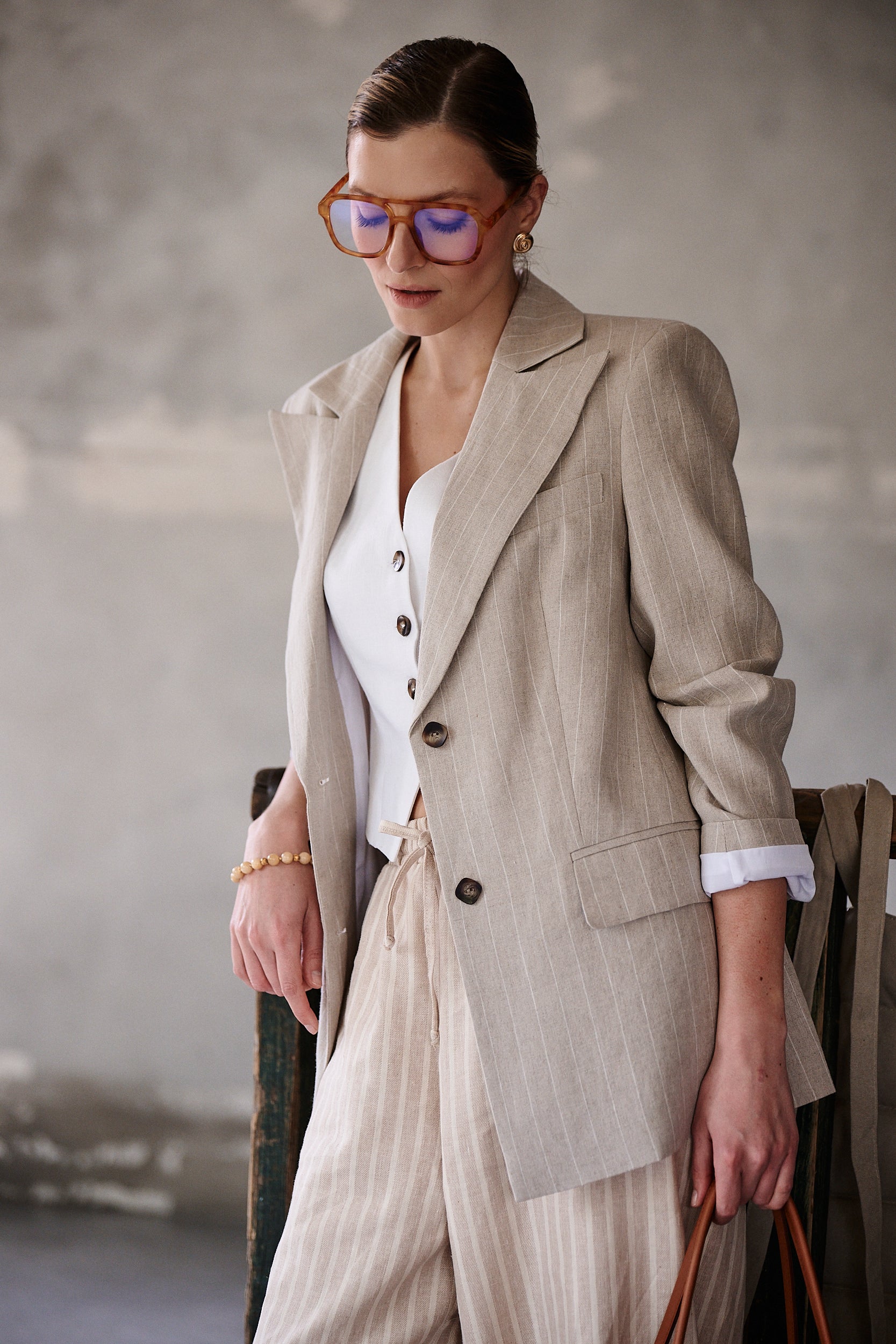 Aleksandra Markowska i casualowy look z lnianą marynarką w prążek – styl na co dzień i do pracy.