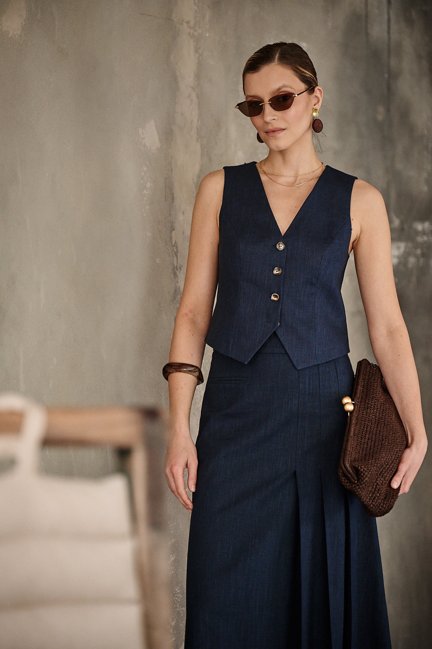 Granatowy total look od Aleksandry Markowskiej – spódnica Palermo Blu Marina z kamizelką i brązową kopertówką. Elegancka stylizacja idealna na lato.