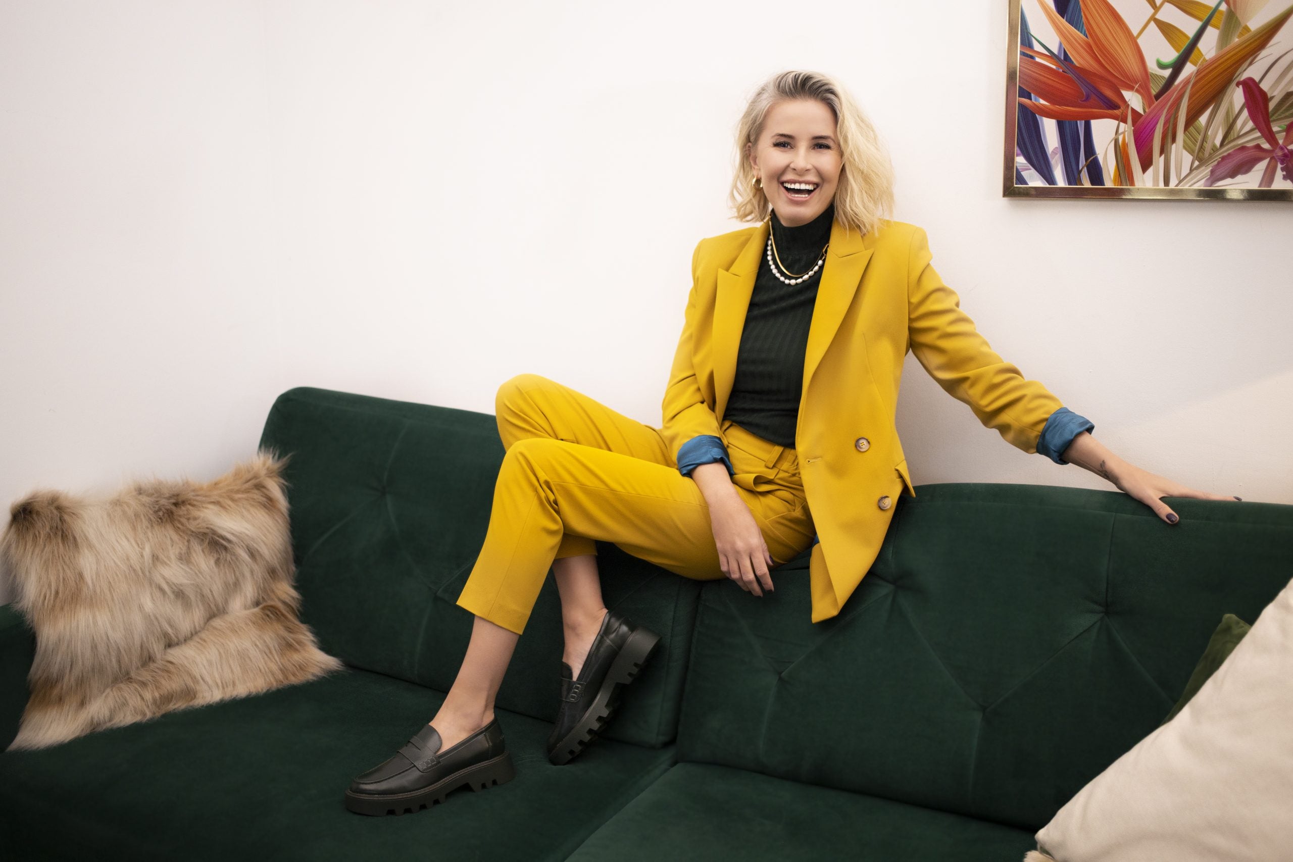 Aleksandra Markowska w dopasowanym zestawie garniturowym w kolorze musztardy - smart casual styl na sezon wiosna i lato 2025.